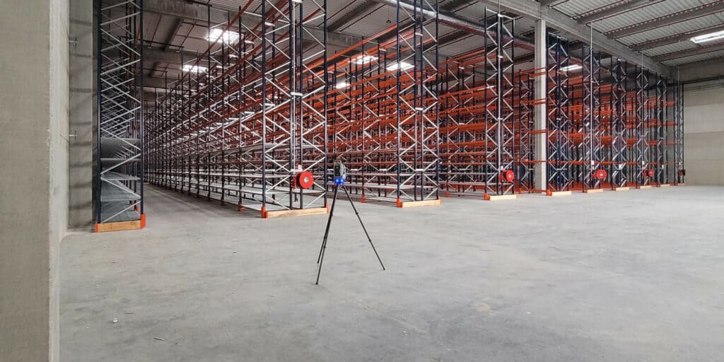 un scanner laser 3D au milieu d'un entrepôt logistique